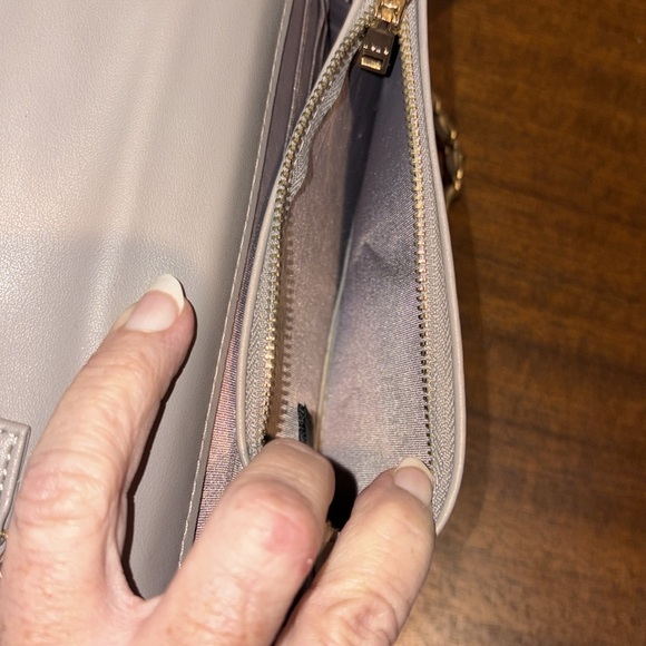 Bebe   Crossbody bag  quilted front and back  vegan leather  gray/ gold tone EUC - Picture 11 of 16